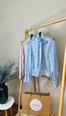 Blusa Laço Elegance — Estampa Delicada e Caimento Fluido